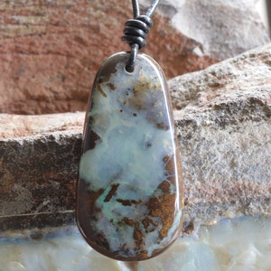 Wisiorek z niebieskim opalem Boulder: unisexowy australijski naszyjnik z kamieniami szlachetnymi