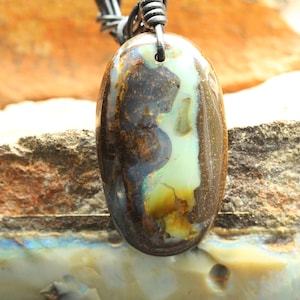 Naszyjnik z australijskiego opalu głazowego: duży owalny wisiorek z kamieniem szlachetnym