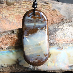 Duży naszyjnik z niebieskim opalem głazowym: naturalny australijski wisiorek z kamieniem szlachetnym, wyjątkowy, ręcznie robiony element biżuterii