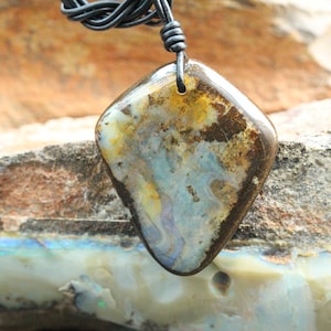 Duży naszyjnik z niebieskim opalem głazowym – naturalny australijski wisiorek z kamieniem szlachetnym, wyrazisty element biżuterii