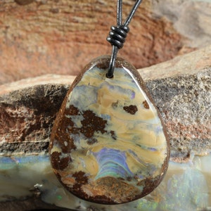 Naszyjnik z wisiorkiem w kształcie łezki z opalu boulder: naturalny opal australijski, skórzany sznurek