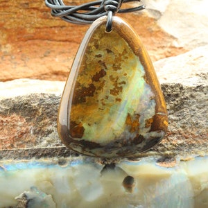 Naszyjnik z australijskiego opalu głazowego: duży, organiczny wisiorek w kształcie trójkąta