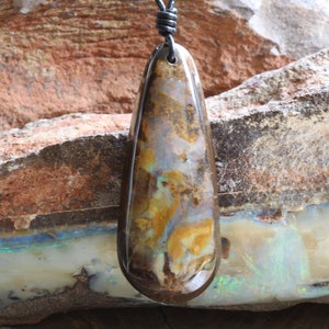 Duży naszyjnik z opalem w kształcie łezki: australijska biżuteria z kamieniami szlachetnymi