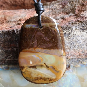 Naturalny australijski wisiorek z opalu głazowego: unisexowy naszyjnik z amuletem