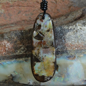 Naturalny australijski naszyjnik z wisiorkiem w kształcie łezki z opalu głazowego – wyjątkowy prezent w postaci biżuterii z kamieni szlachetnych na skórzanym sznurku