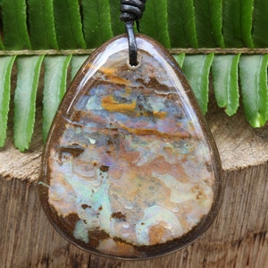 Wisiorek z opalu Boulder: rzadki australijski naszyjnik w kształcie łzy