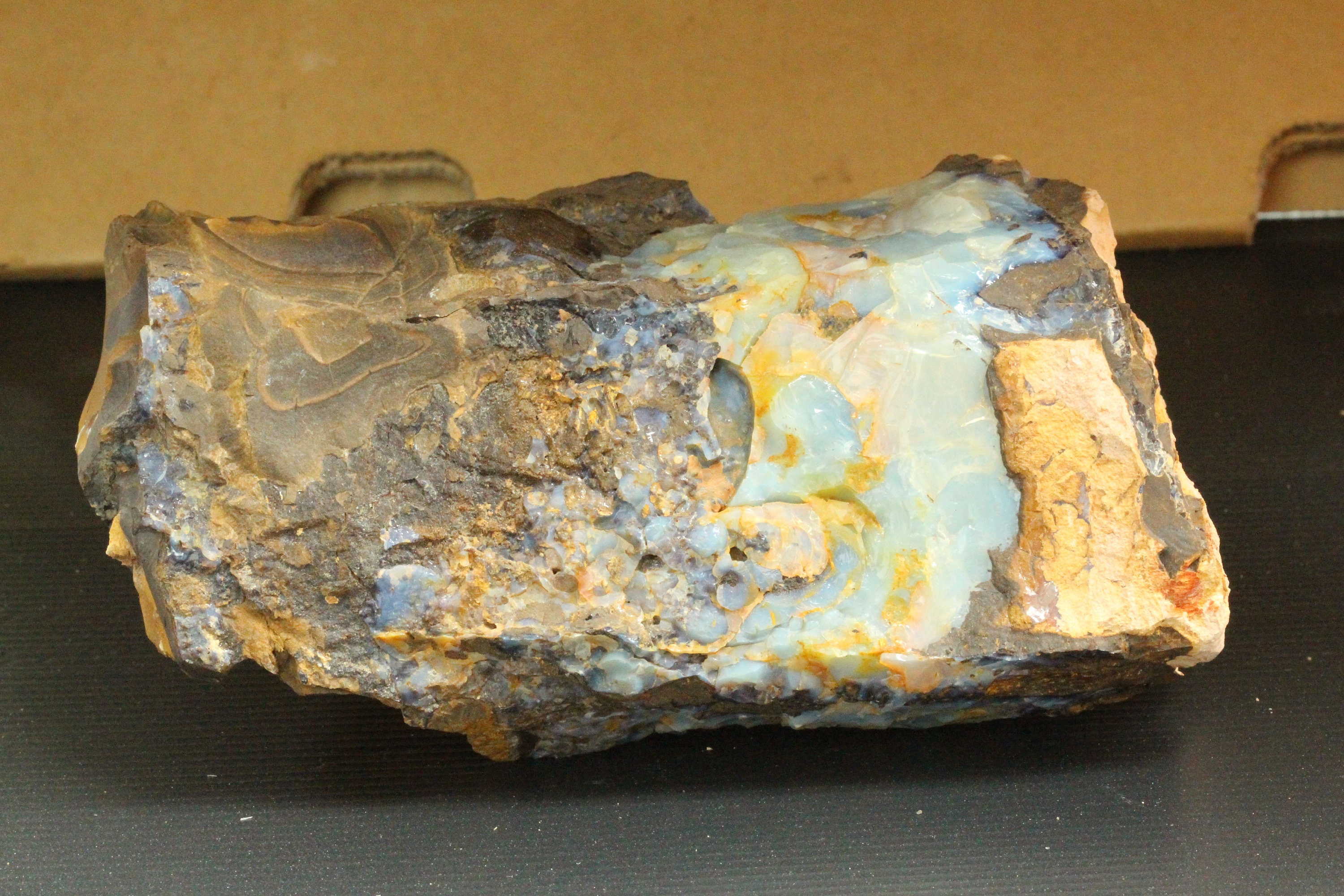 オーストラリア産ボルダーオパール標本 - 天然宝石コレクターへの