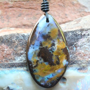 Naturalny australijski naszyjnik z opalu głazowego: biżuteria unisex w dowolnym kształcie