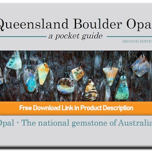 Puede incluir: Primer plano de una colección de colgantes de ópalo de colores que cuelgan de una superficie de madera oscura. Los colgantes son de diversas formas y tamaños, con una mezcla de tonos azules, verdes, marrones y naranjas. El texto "Queensland Boulder Opal - a pocket guide - SECOND EDITION" está en la parte superior de la imagen. El texto "Free Download Link in Product Description" está en un cuadro naranja debajo de la imagen. El texto "Opal - The national gemstone of Australia" está en la parte inferior de la imagen.