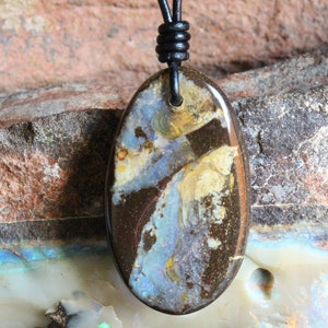 Naszyjnik z australijskiego opalu głazowego: ręcznie robiony wisiorek z kamieniem o dowolnym kształcie, prezent