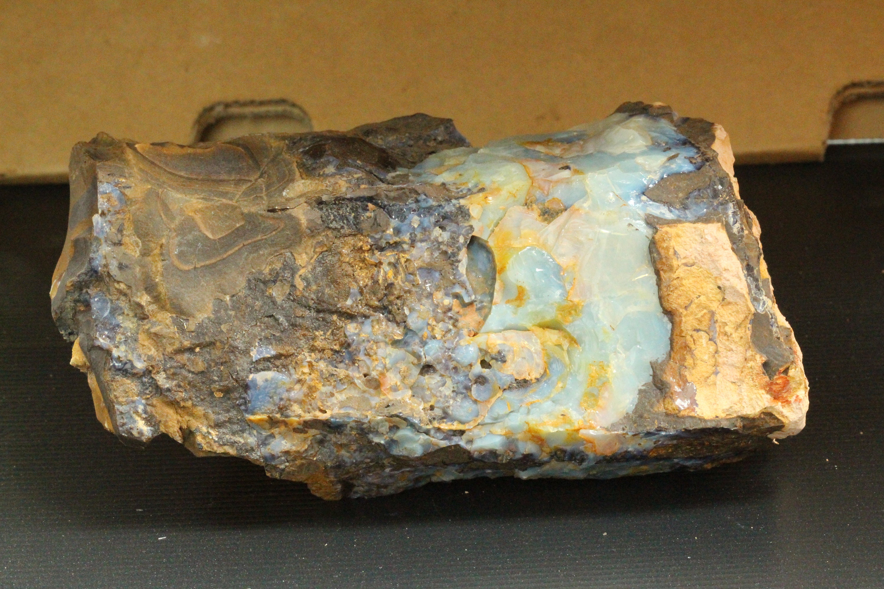 オーストラリア産ボルダーオパール標本 - 天然宝石コレクターへの