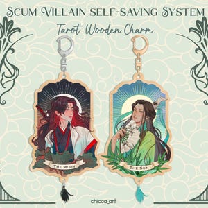 Puede incluir: Dos amuletos de madera con ilustraciones de personajes de la novela "Scum Villain Self-Saving System". Los amuletos tienen forma de cartas de tarot, uno representa "La Luna" y el otro representa "El Sol". Cada amuleto tiene un llavero dorado.