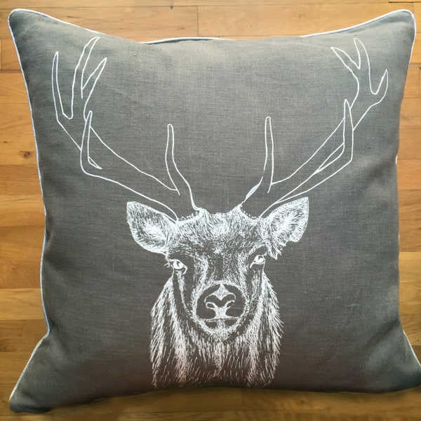 Graues Leinenkissen mit weißem Hirsch, Handsiebdruck, 50 x 50 cm, Designerkissen, Männer Geschenkidee, Geschenk für Väter, Ehemann Geschenk