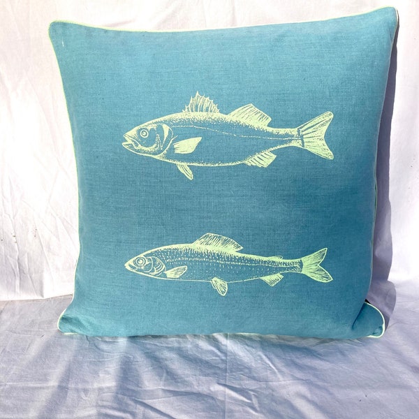 Dekokissen, Leinenkissen, hell grüner Fisch, individuelles Geschenk für Fischliebhaber, Zeichnung, Siebdruck, handgemacht, gemütlich, cosy