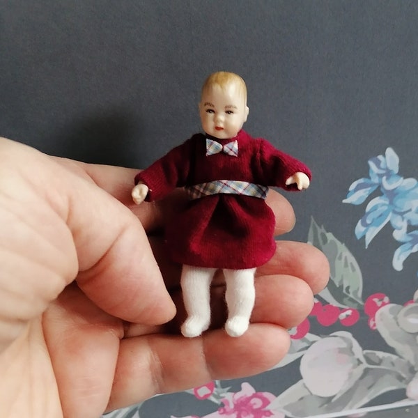 Una muñeca de porcelana en miniatura 1:12