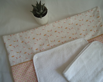 Housse matelas à langer, plumes et éventails rose et doré, cadeau naissance, déco table à langer, chambre fille, décoration pêche et doré