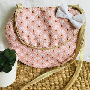 Sac petite fille à bandoulière, finition noeud et passepoil, petit sac rose et doré - Idée cadeau fillette, anniversaire, cérémonie, été
