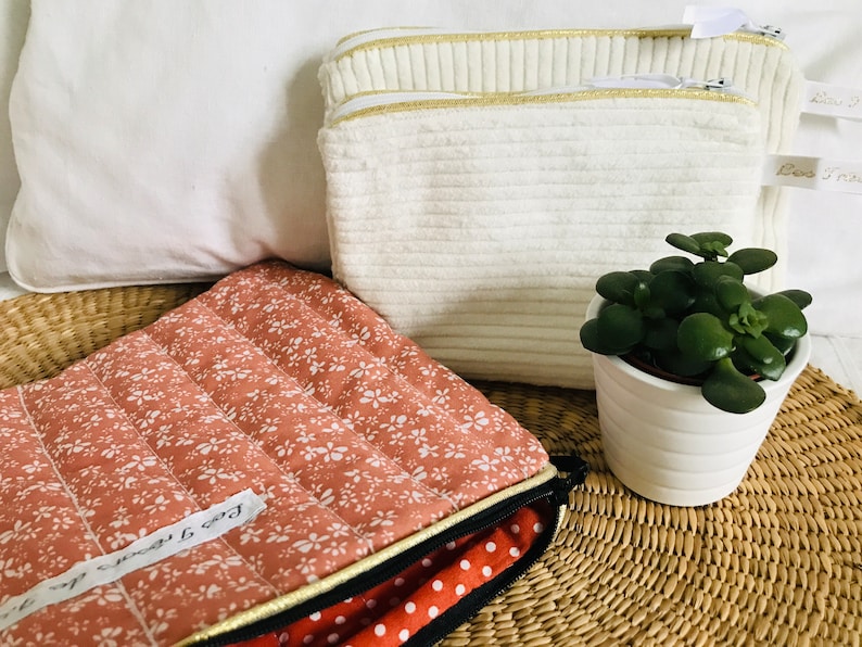 Trousse matelassée femme, housse iPad pro bord doré, pochette au choix, cadeau femme, anniversaire, Fête des mères, Pâques, Noël Orangé fleurs blc