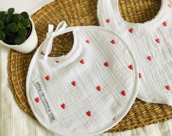 Baby bib with old pink hearts, double gauze bib embroidered with hearts, embroidered hearts bib of your choice, birth gift, Babyshower, Birth girl