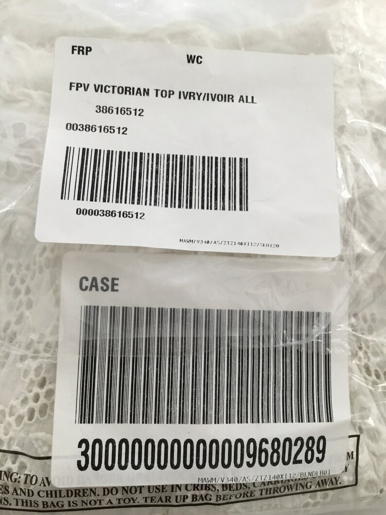 May include: Two white product labels with black text and barcodes. The top label reads "FPV VICTORIAN TOP IVRY/IVOIR ALL" and includes a product number. The bottom label reads "CASE" and has a long barcode with a product number.