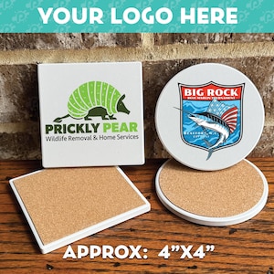 Może przedstawiać: Dwa ceramiczne podkładki pod kubki, jeden kwadratowy, a drugi okrągły, z różnymi wzorami. Kwadratowa podkładka przedstawia zielonego i brązowego pancernika z tekstem "Prickly Pear Wildlife Removal & Home Services". Okrągła podkładka przedstawia niebieskiego i czerwonego marlina z tekstem "Big Rock Bill Marlin Tournament". Oba podkładki mają około 10 cm na 10 cm.