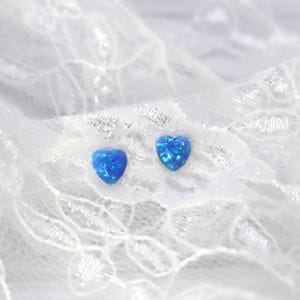 OPAL Ohrstecker, Weißer Opal, Edelstein Ohrringe, Blauer Opal Ohrringe, Herz Opal Ohrring, Goldfilled Ohrstecker, Opal Ohrstecker, Geschenk, Herz