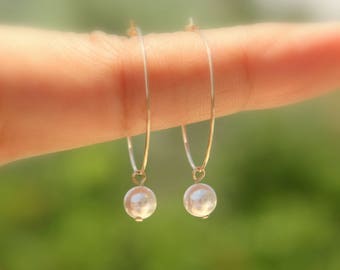 Boucles d&#39;oreilles créoles en or et perles naturelles, boucles d&#39;oreilles créoles en or et perles blanches. Élégance classique abordable, créoles dorées avec perle, idée cadeau