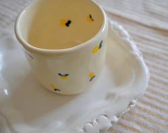 Tasse en céramique avec citron, gobelet.
