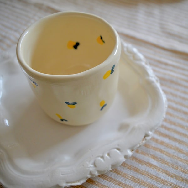 Tasse en céramique avec citron, gobelet.