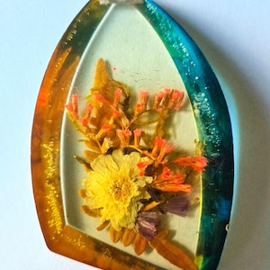 Vintage Lucite Anhänger mit eingebettet
