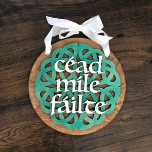 Celtic knot Céad míle fáilte round sign