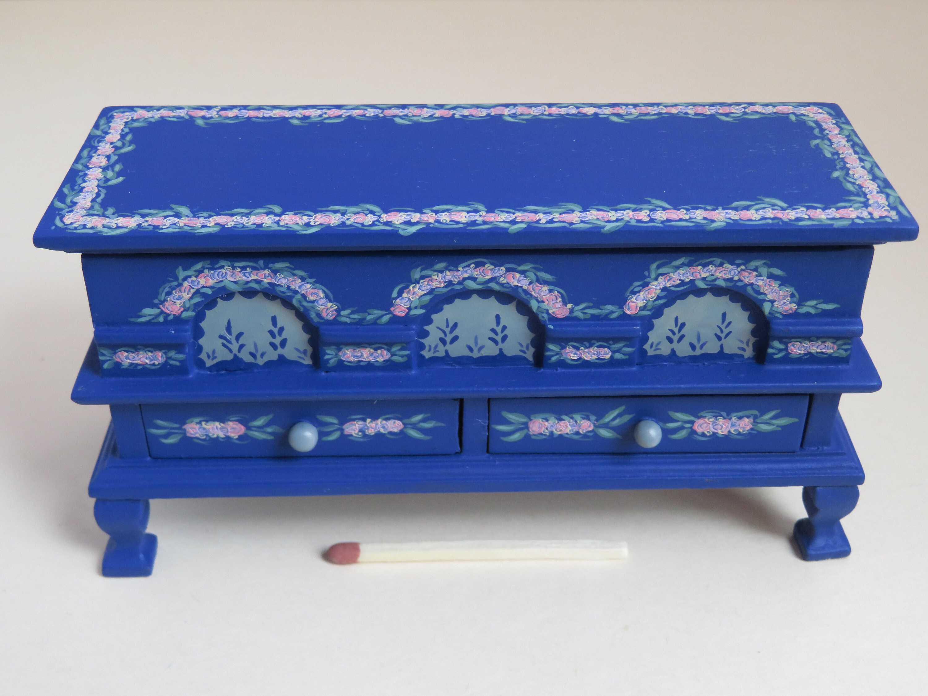 Caja de mantas en miniatura de casa de muñecas pintada a mano | Etsy