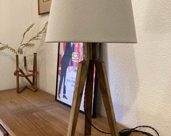 Handgjord bordslampa i återvunnet trä med stativ