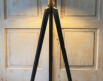 Antik golvlampa med trebent träfot, handgjord.