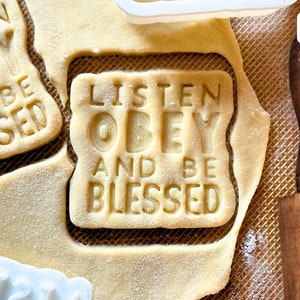 Ascolta Obey Blessed JW Cookie Cutter, timbro e goffratore per biscotti di zucchero - Dolci bomboniere per pionieri, anziani, bambini JW e convegni