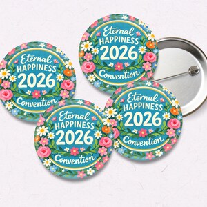 Puede incluir: Un conjunto de botones redondos con un diseño floral y el texto "Eternal Happiness 2026 Convention". Los botones tienen un fondo verde azulado con flores rosas, blancas y naranjas. Un botón muestra la parte posterior del alfiler.