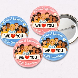以下が含まれることがあります： 「WE ❤️ YOU」と「2026 Convention」の文字が入ったバナーを持つ、多様な人々が描かれた4つの丸いバッジ。バッジはピンクと青で、「Eternal happiness」の文字が上部にあります。銀色のバッジの裏側も確認できます。