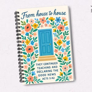以下が含まれることがあります： 「From house to house」のテキストと花の模様が入ったスパイラル綴じノート。表紙には、カラフルな花に囲まれた青いドアが描かれています。「THEY CONTINUED TEACHING AND DECLARING THE GOOD NEWS ACTS 5:42」のテキストも表示されています。