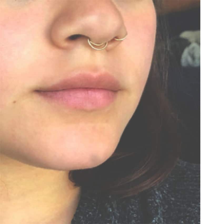 Puede incluir: Primer plano de la nariz de una persona con un anillo de septum de oro y dos aros de nariz de oro.