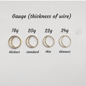 Puede incluir: Cuatro aros de oro de diferentes grosores, etiquetados con su tama&ntilde;o de calibre y descripci&oacute;n de grosor: 18g m&aacute;s grueso, 20g est&aacute;ndar, 22g fino, 24g m&aacute;s fino.