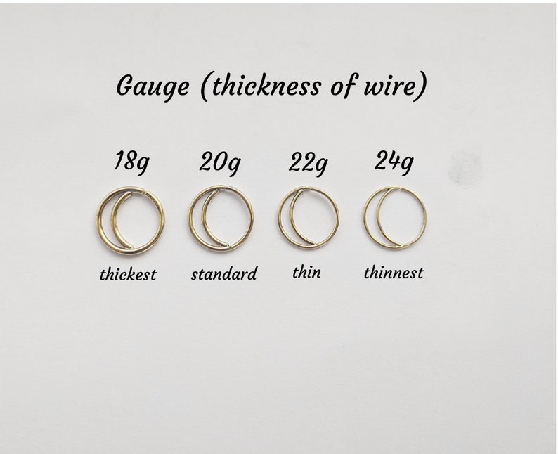 Puede incluir: Cuatro aros de oro de diferentes grosores, etiquetados con su tama&ntilde;o de calibre y descripci&oacute;n de grosor: 18g m&aacute;s grueso, 20g est&aacute;ndar, 22g fino, 24g m&aacute;s fino.