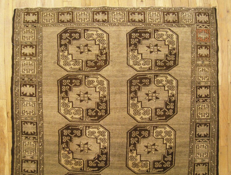 Vintage Hand-Knotted Decorative Oriental Carpet image 4