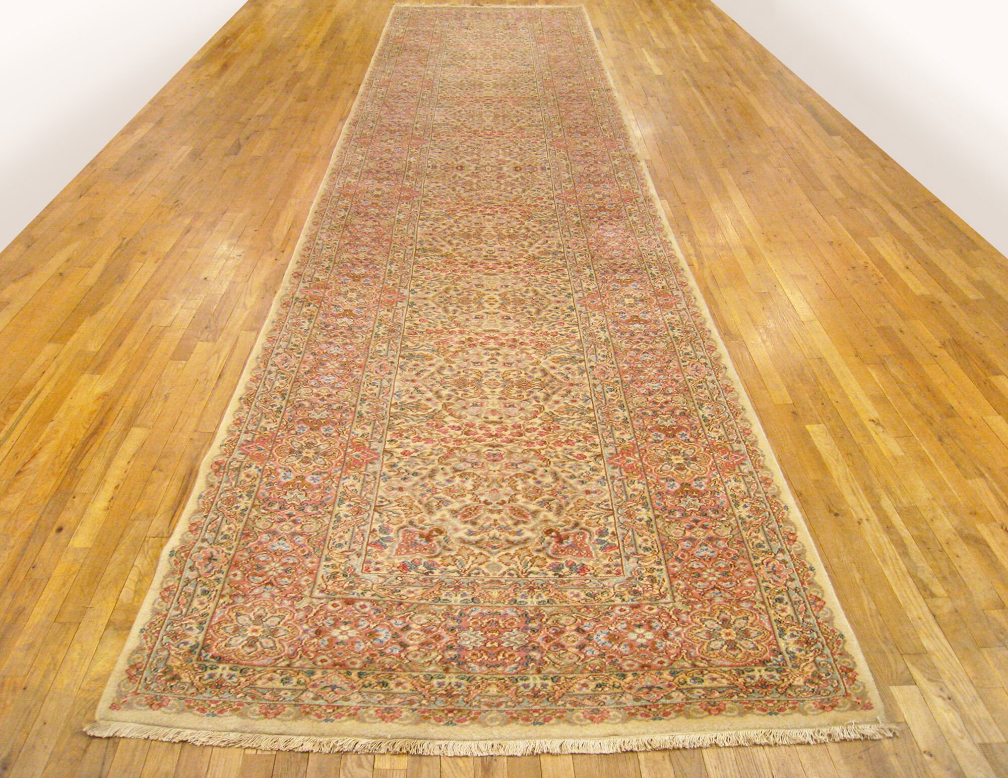 Vintage Karastan Oriental Rug, in Gallery Size, with Soft Colors and Floral Design Etsy.de