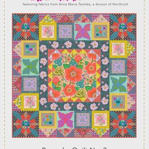 Peut inclure: Une courtepointe colorée avec des motifs floraux et géométriques. La courtepointe présente des carrés, des triangles et des motifs floraux dans des tons de rose, orange, bleu et vert. Le texte "ANNA MARIA PATTERNS" est en haut et "Bespoke Quilt No. 3" en bas. La courtepointe mesure 213 cm x 213 cm.