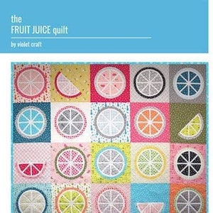 Puede incluir: Un edredón colorido titulado "the FRUIT JUICE quilt" de Violet Craft. El edredón presenta una cuadrícula de cuadrados, cada uno mostrando un diseño diferente de rodaja de fruta en varios colores como rosa, naranja, verde y azul. El diseño incluye texto y el hashtag #fruitjuicequilt.