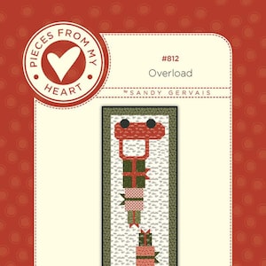 Peut inclure: Une voiture rouge avec une pile de cadeaux emballés sur le dessus. La voiture et les cadeaux sont en tissu et font partie d'un modèle de courtepointe appelé "Overload" de "Pieces From My Heart" par Sandy Gervais. Le numéro du modèle est #812.