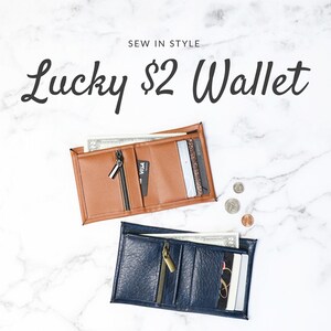 Może przedstawiać: Dwa portfele składane, jeden brązowy, a drugi niebieski, z zamkami błyskawicznymi i wieloma przegródkami na karty. Tekst "Lucky $2 Wallet" znajduje się w górnej części obrazu. Tekst "Sallie TOMATO" znajduje się w dolnej części obrazu.