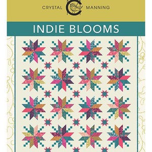 Puede incluir: Un patrón de edredón titulado "Indie Blooms" de Crystal Manning. El diseño presenta un patrón repetitivo de explosiones de estrellas coloridas en tonos de rosa, verde azulado, dorado y morado sobre un fondo crema. El tamaño del edredón es de 152 cm x 188 cm.