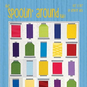 Puede incluir: Un patrón de edredón colorido titulado "Spoolin' Around" de Jenifer Dick, que mide 152 cm x 203 cm. El diseño presenta una cuadrícula de carretes de hilo de varios colores, incluyendo rojo, morado, amarillo y verde. El texto "EVERYDAY STITCHES" está en la parte inferior.