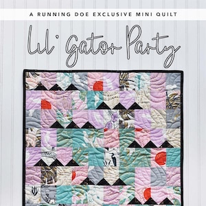 Pode incluir: Mini-colcha quadrada com borda preta, apresentando um design de patchwork em tons de rosa, azul-petróleo, cinza e branco. A colcha tem um padrão repetitivo de triângulos e círculos. O texto "Lil' Gator Party" está escrito no topo.